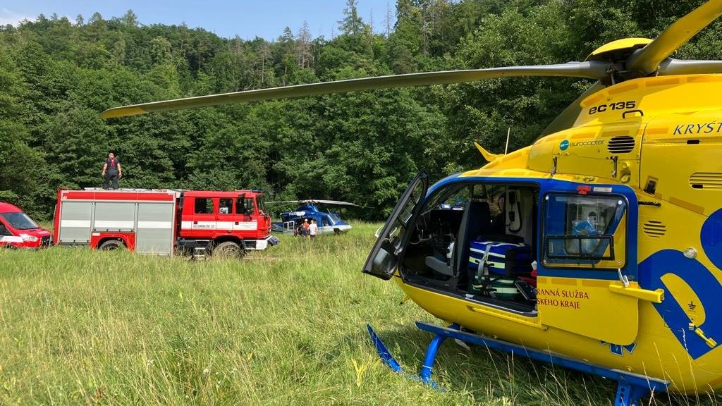 Zraněného muže zachraňovaly z lesa dva vrtulníky